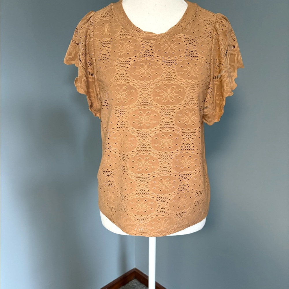 Urban Romantics Women’s Short Sleeve Scalloped Top in Cinnamon. Size Medium. NWT
